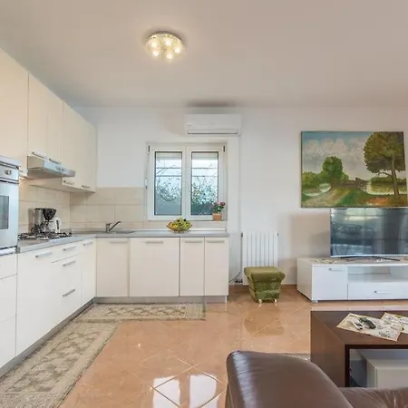 House Verica With Pool Rosini